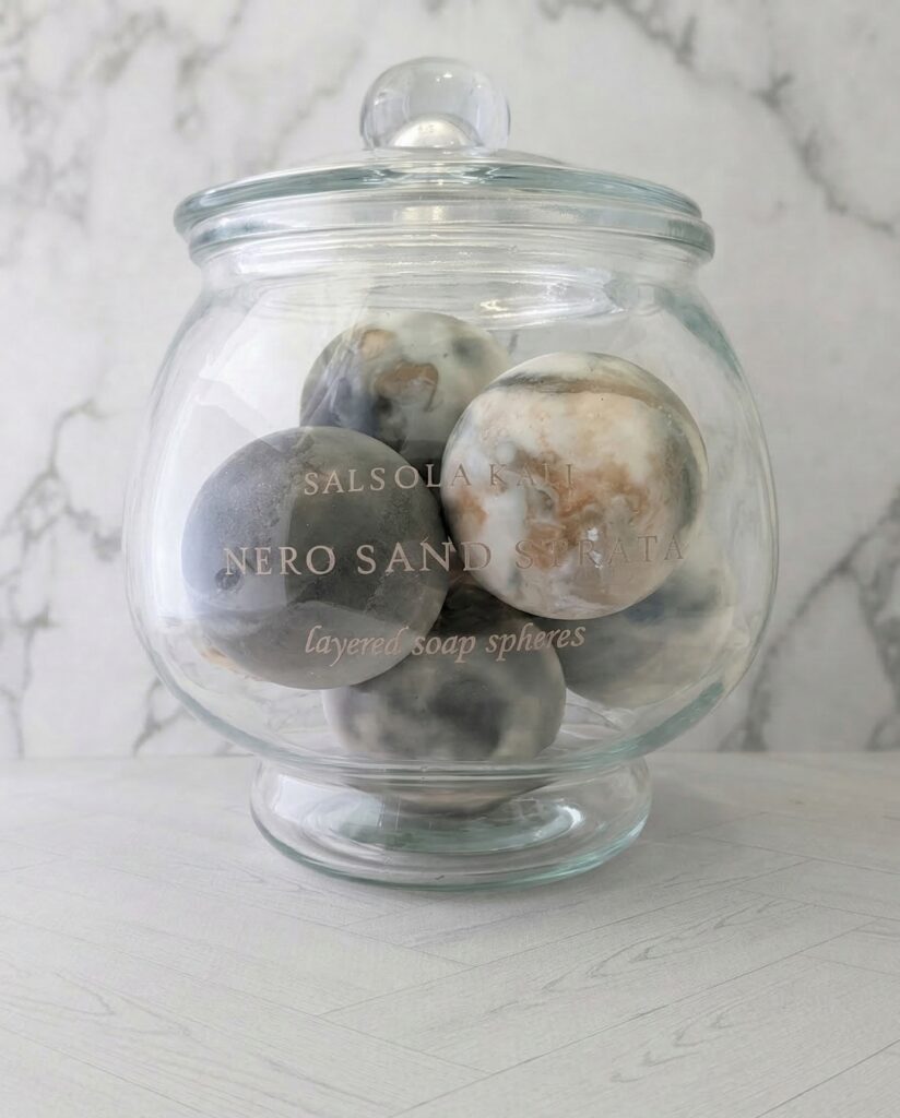 Rich, atmospheric scent of Nero Sand Strata featuring smoked tea and dark woods.