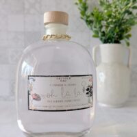 Transform your bath into a fragrant retreat experience with the exquisite 'oh la la' Cashmere & Jasmine bubbly bath.