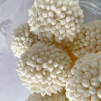 Unique relief-textured soap spheres with a fresh ocean-inspired fragrance.