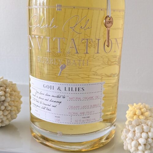 Artisan bubbly bath with Goji and Lilies botanical scents for a relaxing escape at home.