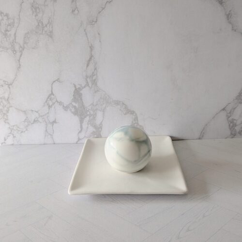 White veined marble-themed soap spheres for a clean bathroom aesthetic.
